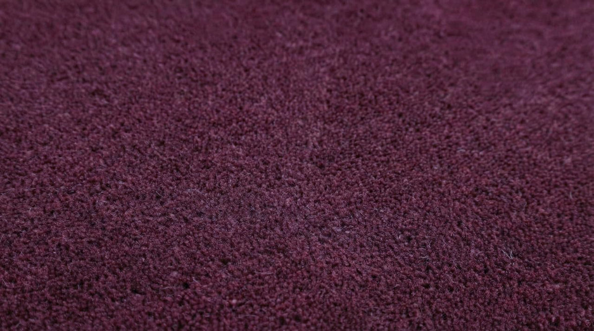 Liso Black Currant solid hand-tufted wool rug, view 3