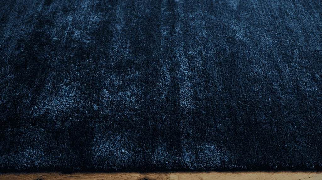 Liso Deep Blue solid hand-tufted wool rug, view 5
